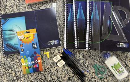Entrega dos kits escolares e uniformes para 2026 já começou em todo o Estado