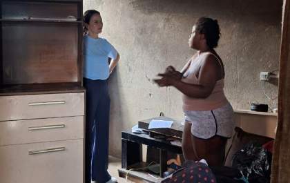 Prefeitura oferece ajuda a família que teve casa incendiada no Verde Parque