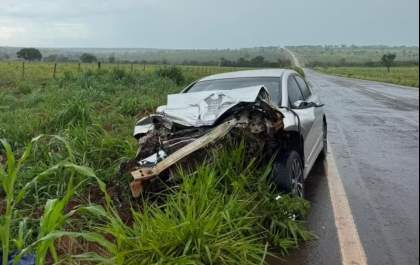 Criança fica em estado grave após acidente entre carro e carreta na MS-040