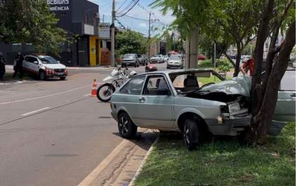 Casal fica ferido em colisão de carro com árvore em Araçatuba