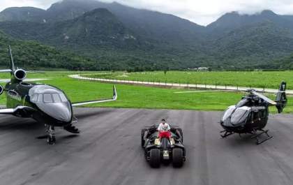 A garagem do Batman é brasileira: Neymar ostenta avião, helicóptero e Batmóvel