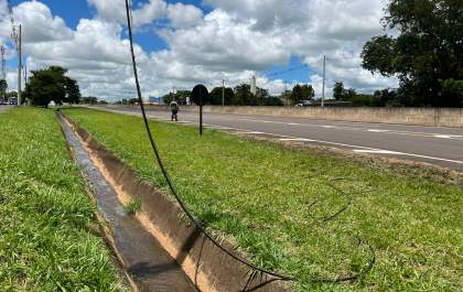 Cabo solto bloqueia trânsito na Elyeser por cerca de 1 hora em Araçatuba