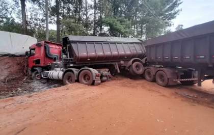 Acidente entre carreta e picape deixa três mortos em Inocência