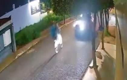 Condutor de carro foge após atropelar irmãos adolescentes com bicicleta motorizada