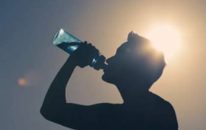 Com altas temperaturas, especialistas alertam para riscos da desidratação no verão