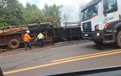 Carreta com carga de eucalipto tomba e pega fogo na BR-262