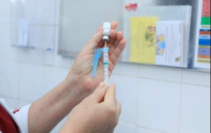 Procura por vacina da Dengue ainda é baixa. Pais devem se mobilizar
