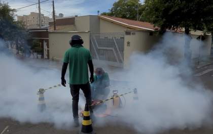 ‘Teste de fumaça’ revela casas direcionando água da chuva para a rede de esgoto no Pedro Perri