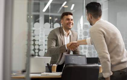 Como equilibrar prazos, liquidez e relacionamento comercial em operações B2B?