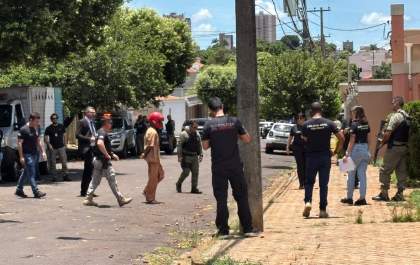 Investigados participam de reconstituição de assassinato de dono lava jato em Araçatuba