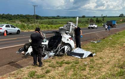 Jovem de 21 anos morre ao bater carro em caminhão na Elyeser