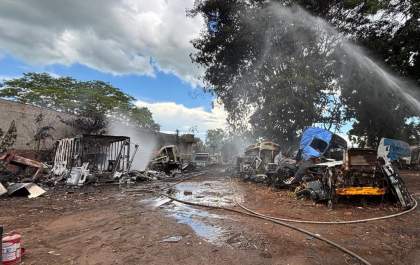 Incêndio em oficina de caminhões mobiliza os bombeiros