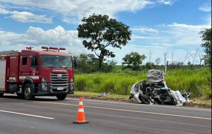 Jovem de 21 anos morre ao bater carro em caminhão na rodovia Elyeser Montenegro Magalhães