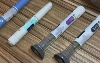 Mulher fica com mãos e pés dormentes após injetar caneta emagrecedora vendida de forma ilegal: 'Achei que iria morrer'