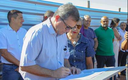 Prefeito assina ordens de serviço para Escola de Tempo Integral no Montanini e CEI no Jardim Alvorada