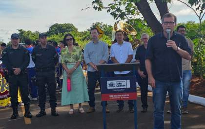 Prefeito entrega a primeira etapa da pavimentação da Urias Ribeiro com moradores e autoridades presentes