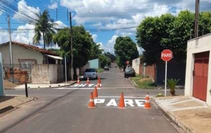 Prefeitura realiza pintura de sinalização viária no bairro Carioca