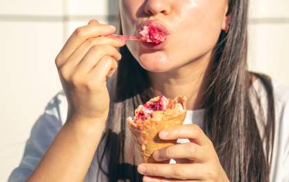 Sensibilidade nos dentes ao tomar gelado pode indicar problemas bucais