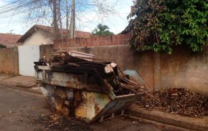 Caçamba do Mutirão da Limpeza tem conteúdo incendiado no bairro Vila Piloto