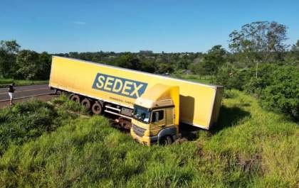 Carreta dos Correios sai da pista na BR-267 em MS