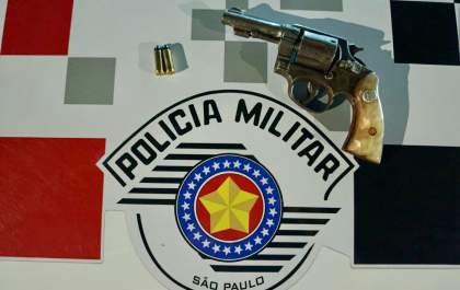 PM prende homem por porte ilegal de arma em bar
