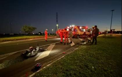 Garupa é arremessado após motocicleta bater na lateral de caminhão na BR-163, em MS
