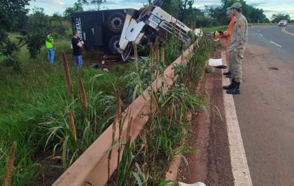 Grave acidente na BR-158 mata motorista de caminhão carregado de bois