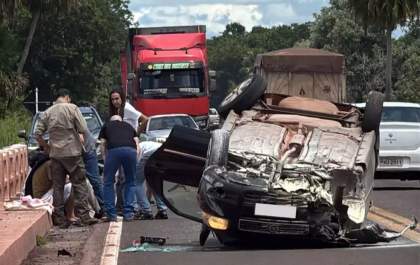 Veículo capota e deixa três feridos em trecho da BR-262, em MS