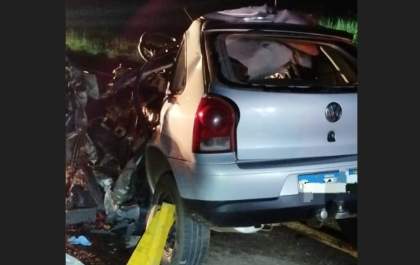 Homem morre ao bater carro em caminhão em vicinal