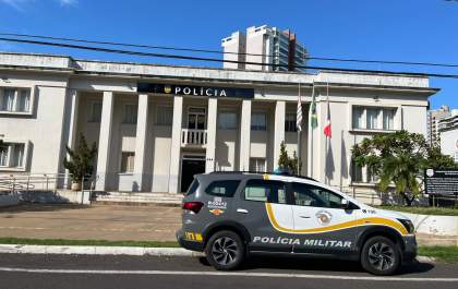 Mulher é presa por embriaguez após bater carro em cerca na Rondon