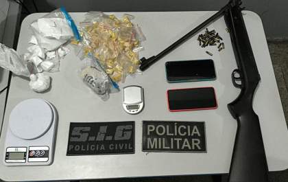 Polícias apreendem drogas e arma em operação contra tráfico em Água Clara
