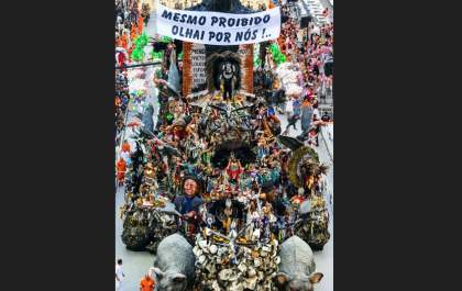 Procissão e escola de samba