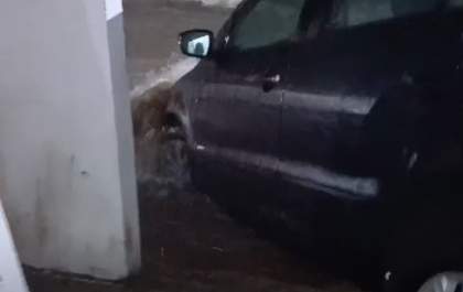 Moradora do Jardim Alvorada pede socorro após enxurrada arrastar carro e destruir portão&nbsp;