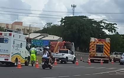 Motociclista fica ferida após cair debaixo de caminhonete