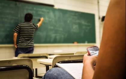Após um ano, escolas avaliam proibição do uso de celular