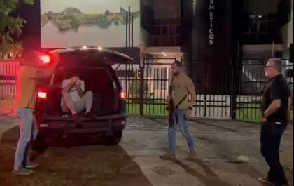 Pai preso acusado de sequestrar o filho usava a Bíblia para 'alfabetizar' a criança