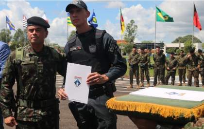 Tenente Rauni é condecorado em cerimônia militar de grande destaque