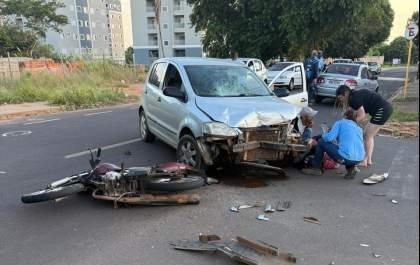 Mulher fica ferida em colisão de moto com carro em Araçatuba