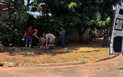 Motociclista fica ferido após acidente em cruzamento