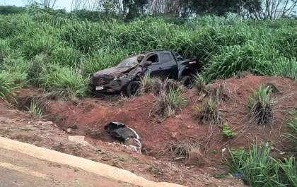 Motorista capota caminhonete roubada na MS-276 e é preso após fugir do local
