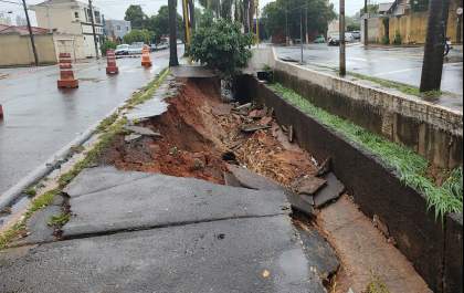 Chuva derruba parte do valetão da João Arruda Brasil e interdita uma das faixas da via