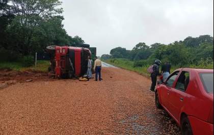 Motorista fica preso às ferragens após tombamento de caminhão na MS-395
