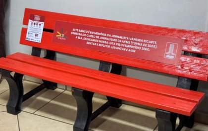 UFMS inaugura Banco Vermelho em memória da jornalista Vanessa Ricarte