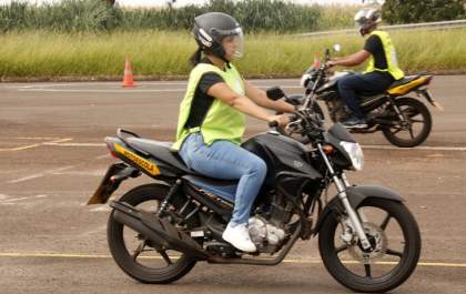 Detran-MS abre curso gratuito de pilotagem segura para mulheres