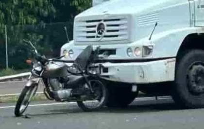 Mulher fica ferida após ter moto atingida na traseira por caminhão na Rondon