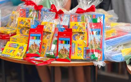 Aracanguá entrega uniformes e kits escolares a alunos da rede municipal