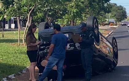 Carro capota após colisão em cruzamento no bairro Vila Nova