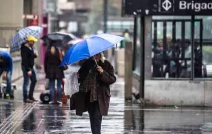 Frente fria invade Brasil, provoca temporais e causa ventania de até 100 km/h em SP, MS e no Sul