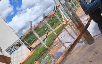 Desperdício de água por caminhão-pipa da Águas Andradina revolta moradores do bairro Castanheiras