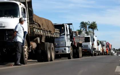 Caminhoneiros aguardam reação do governo para decidir greve